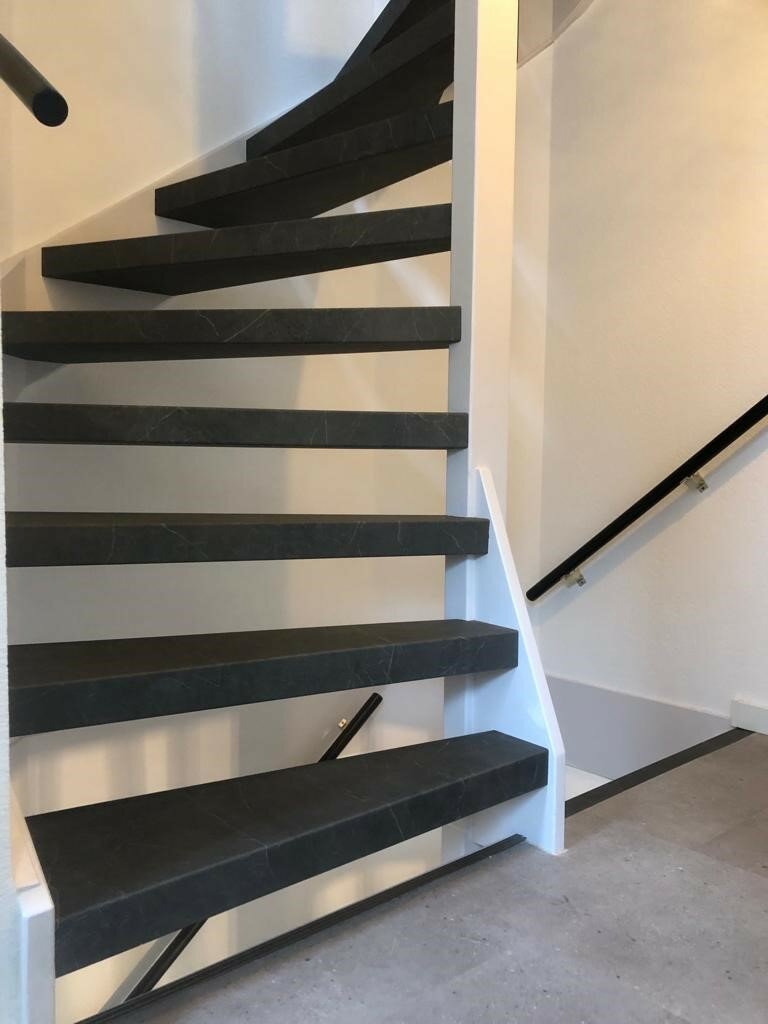 traprenovatie met marmer marmerlook vinyl overzettreden modern.jpg