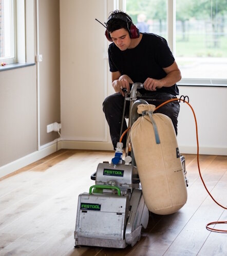 bas schuurt een vloer.jpg