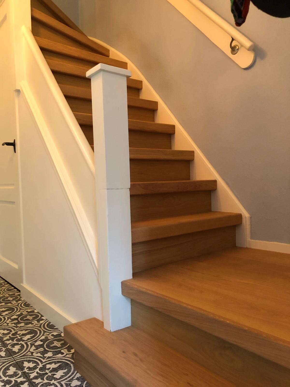 Eiken traprenovatie zonder antislip, eiken stootbord, naturel eiken, eiken traprenovatie, plateau, bordes, opstap, oude trap Vlijmen Drunen Den Bosch Waalwijk.jpg