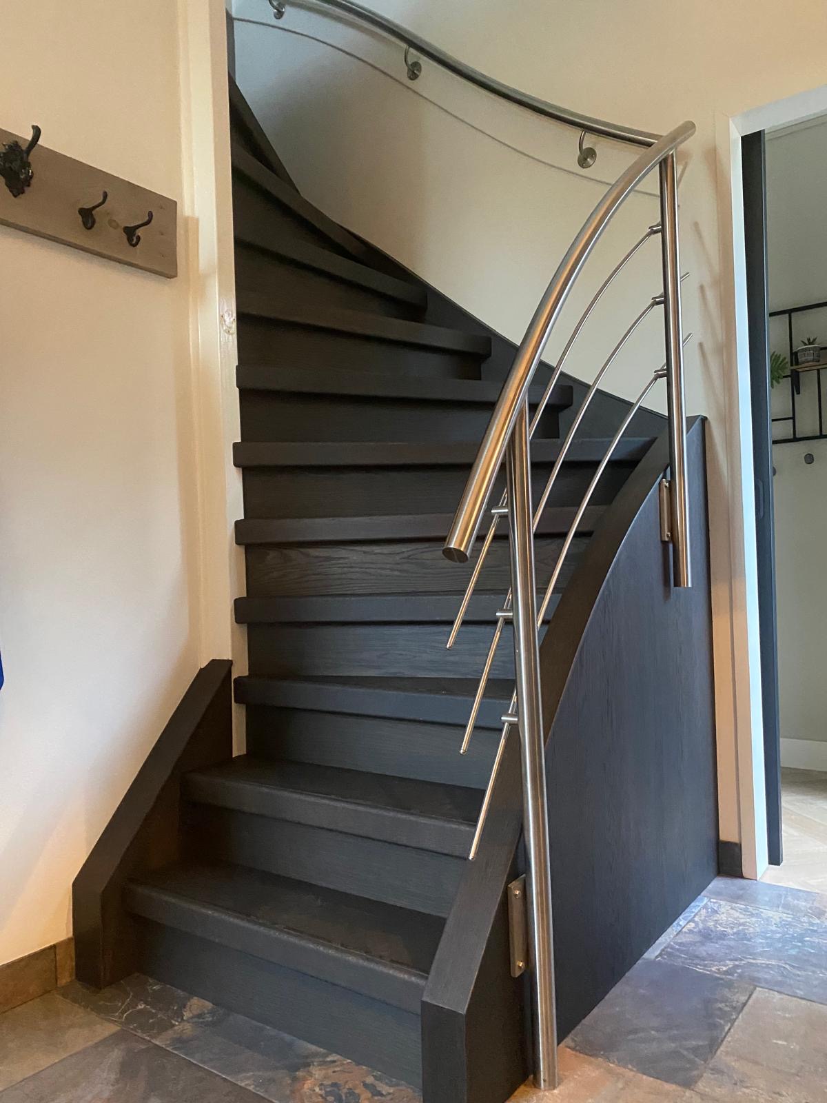 Eiken traprenovatie in de donkerbruine kleur Charcoal Vlijmen drunen.JPG