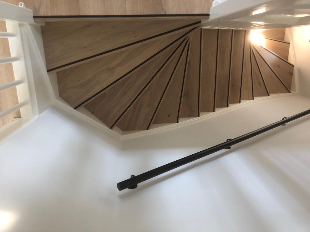 Leggen nieuwe laminaat vloer en eiken traprenovatie in Rosmalen Den Bosch.jpg