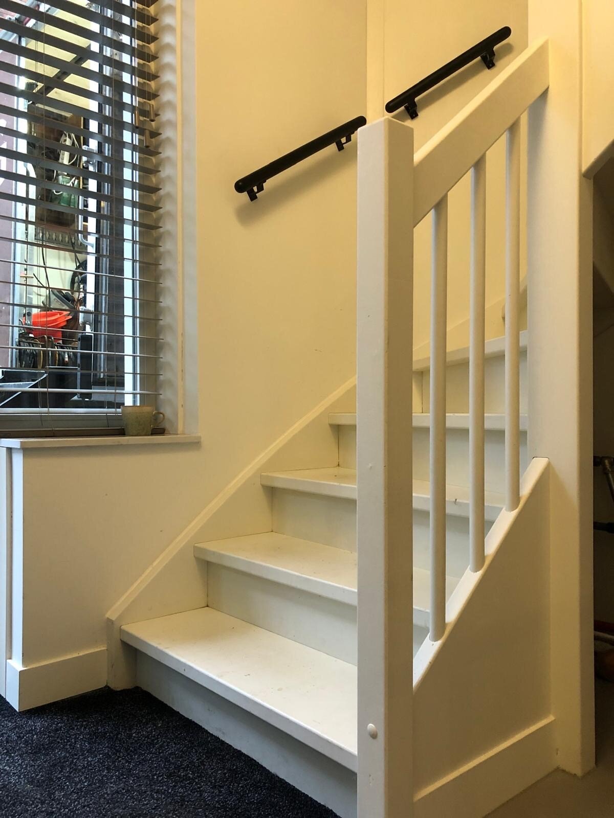 Nieuwbouwtrap wordt donker eiken Z-trap walnoot in Haarsteeg Vlijmen Den Bosch Waalwijk Drunen Traprenovatie.jpg