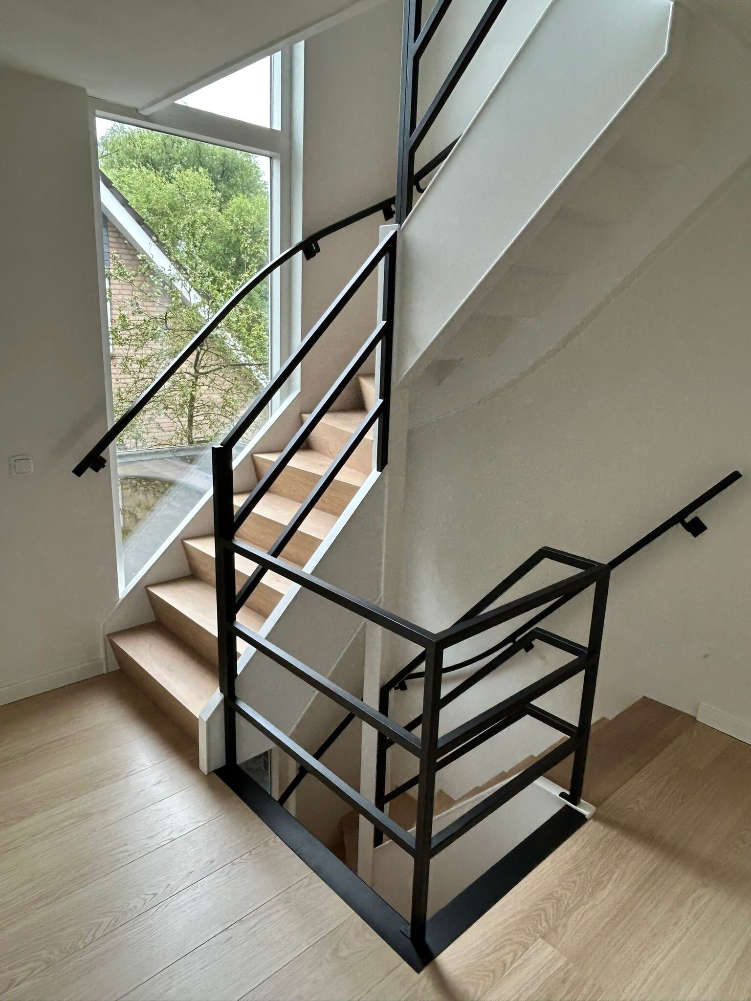 Klassieke hardhouten trap wordt moderne eiken Z-trap met zwart stalen balustrade in Tilburg Den Bosch Rosmalen Waalwijk.jpg