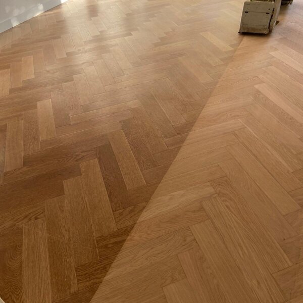 Verkleurde gele visgraatvloer schuren en lichter maken Utrecht.jpg