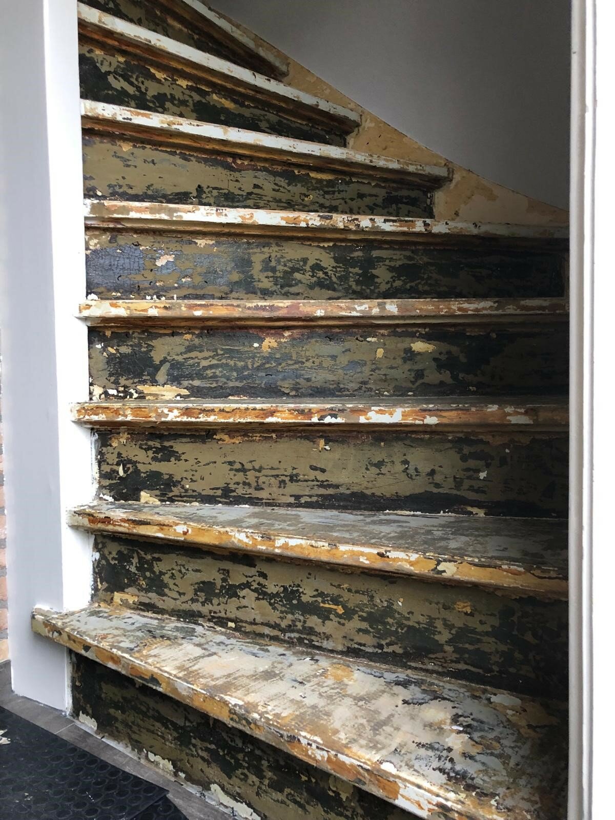 Betonlook, leerlook, lederlook traprenovatie, stoere traprenovatie, donkergrijs, vintage, vergrijsd Zaltbommel Den Bosch.jpg