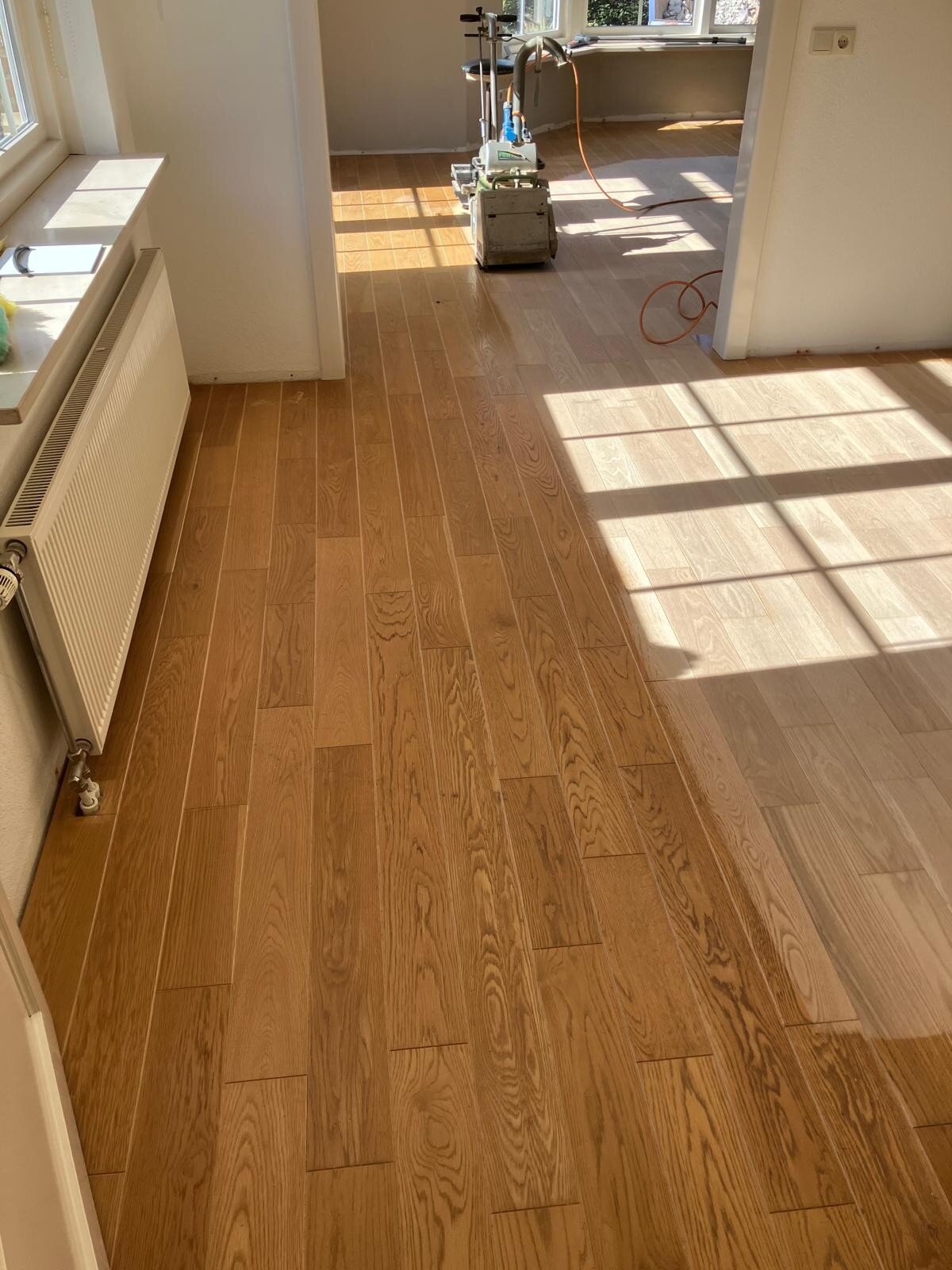 Vergeeld eiken vloer schuren en in een lichte kleur afwerken in Waalwijk.jpg