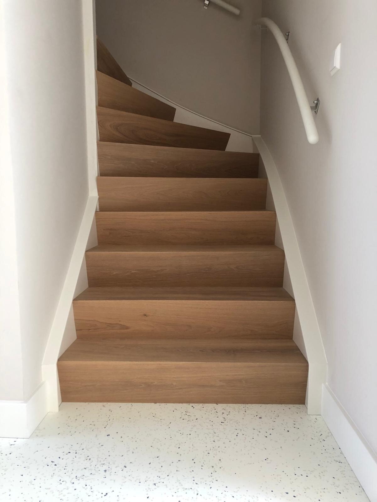 Open trap wordt dichte eiken Z-trap door traprenovatie in Utrecht.jpg