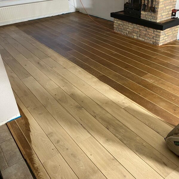 Vergeeld en verkleurde eiken vloer schuren en whitewashen in Dongen.jpg