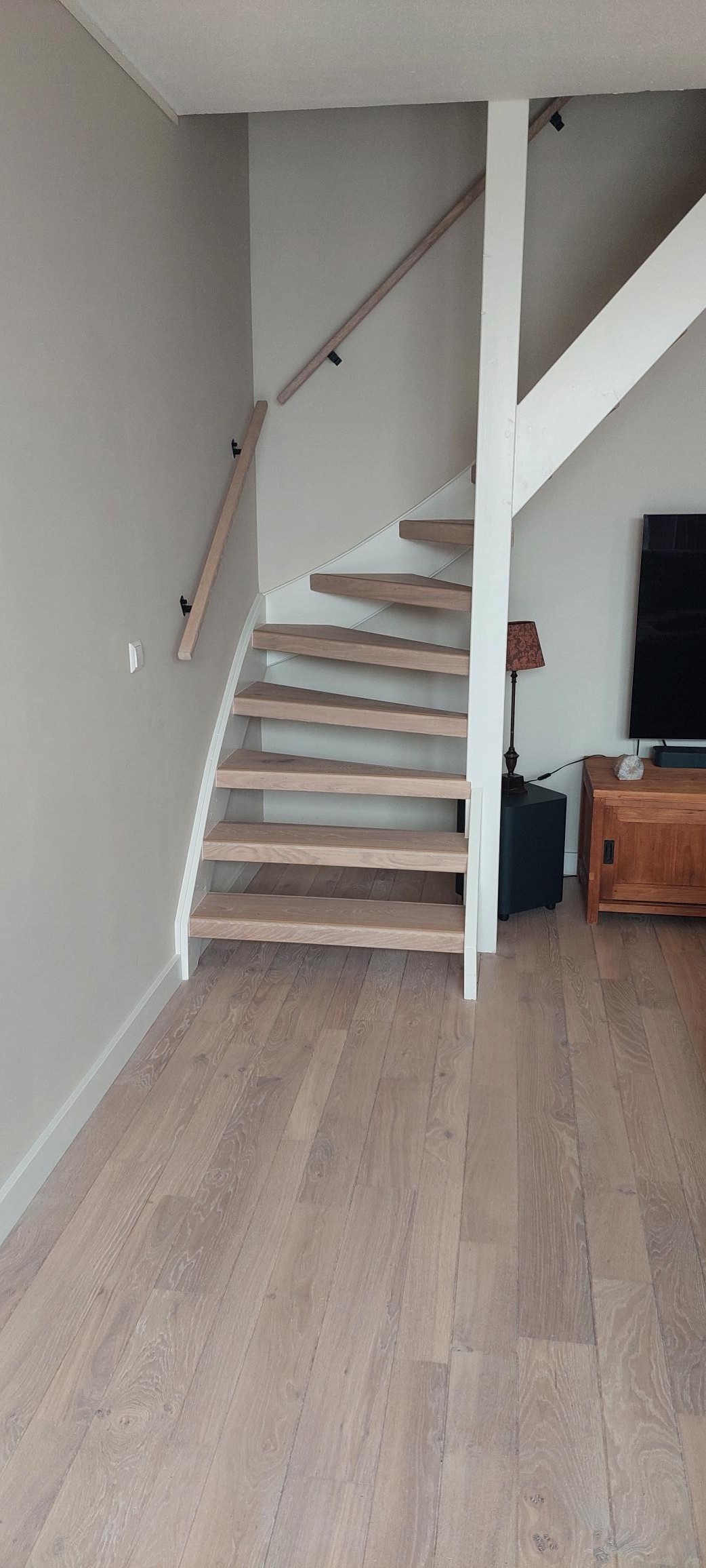 1 Eindhoven, Veldhoven, Rosmalen, Den Bosch, eiken vloer schuren en traprenovatie met eiken overzettreden rondom open trap.JPG