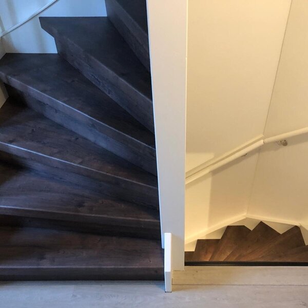 Traprenovatie met HPL laminaat overzettreden donkerbruin met LED Zaltbommel.jpg