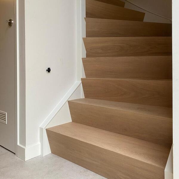 Nieuwbouw trap wordt eiken Z-trap Eindhoven, strakke traprenovatie.JPG