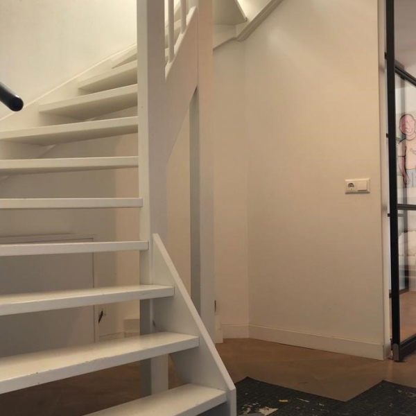 Open vuren trap wordt dichte trap met eiken overzettreden en trapkast met LED in Rosmalen.jpg