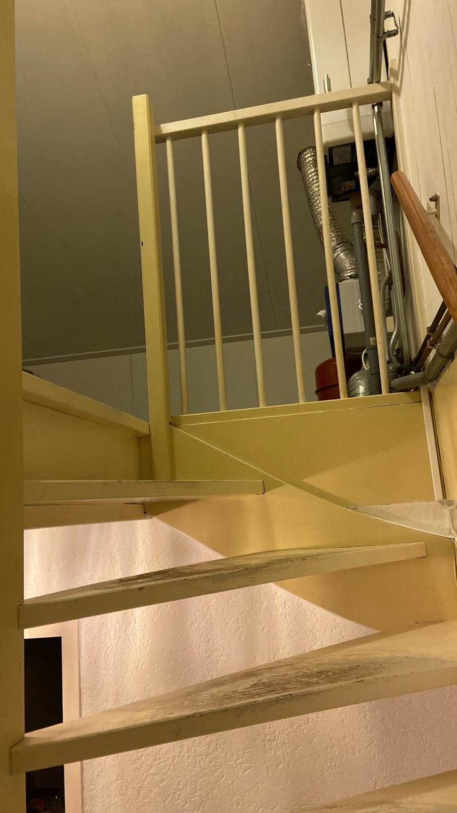 Vervangen van balustrade en traprenovatie roestbruin betonlook lederlook cortenstaallook overzettreden smeedijzere spijlen traphek Rosmalen Den Bosch.jpg