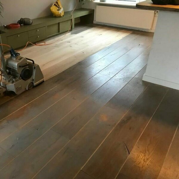 Donkere eiken vloer schuren en lichter oliën in Utrecht.jpg