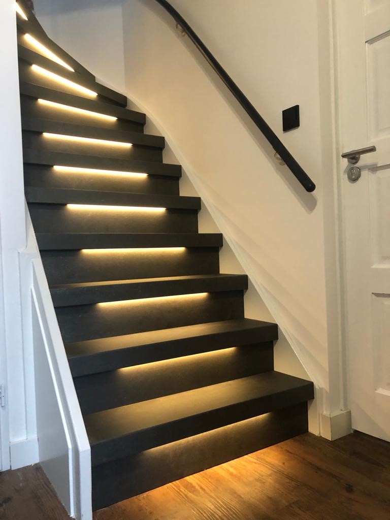 Traprenovatie zwart met LED-strips warm wit zwarte leuning modern strak Den Bosch.jpg