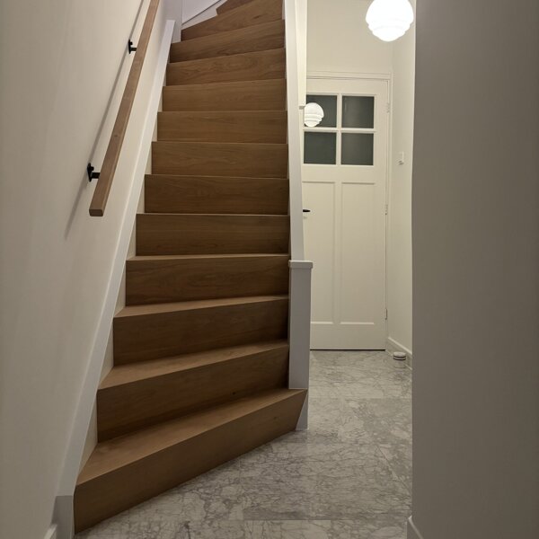 Eiken Z-trap door traprenovatie in Culemborg.jpg