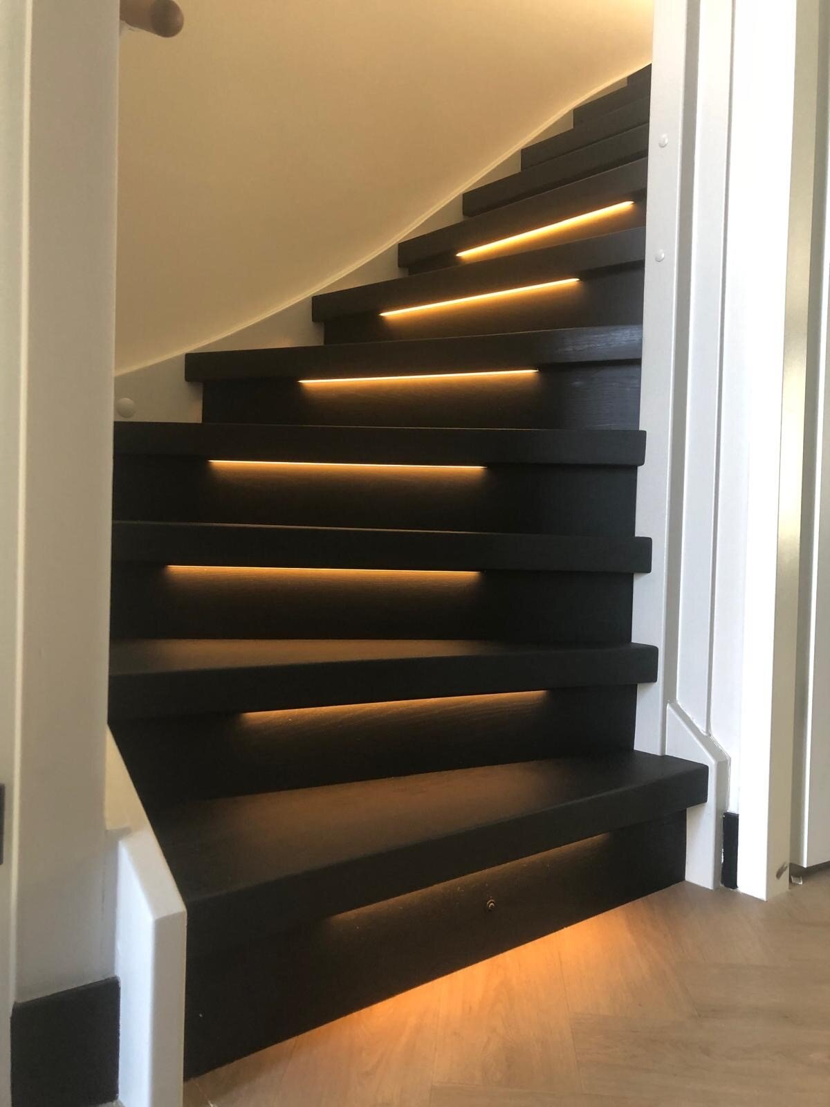 Zwart eiken traprenovatie met LED bewegingssensor in Den Bosch 's-Hertogenbosch Rosmalen.jpg