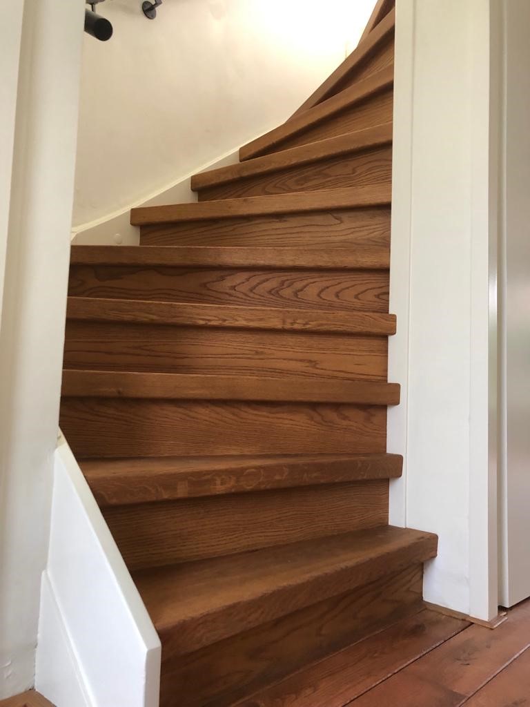 Eiken overzettreden in bruinrode kleur warm strak interieur eigentijds eiken stootborden traprenovatie Zaltbommel Den Bosch Rosmalen.jpg