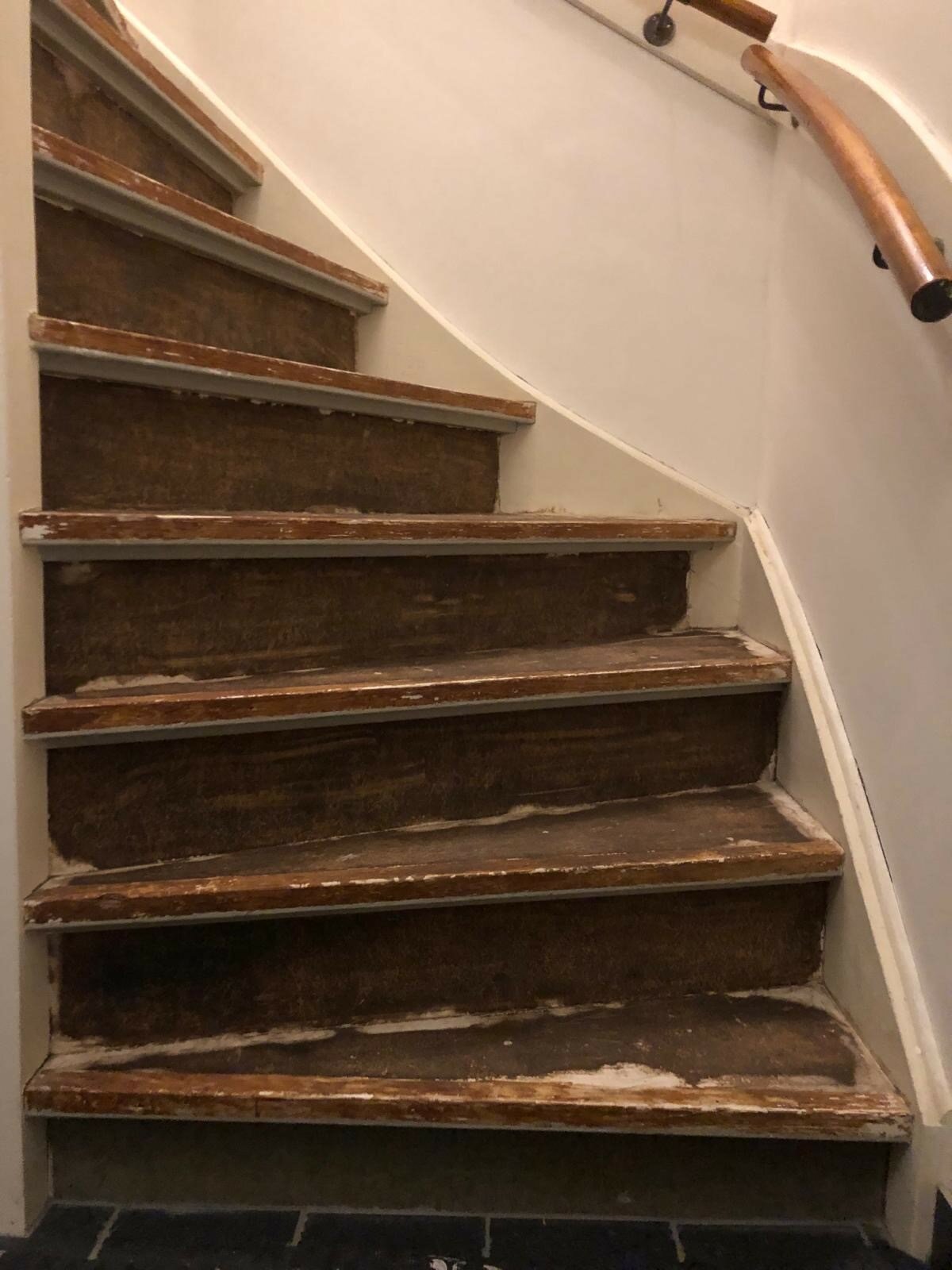 Eiken traprenovatie met zwarte stootborden en zijwangen nieuwe leuning overloop Zaltbommel.jpg