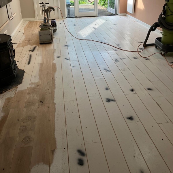 Dekkend wit gelakte vloer wordt naturel eiken, geschuurd, gelakt, geolied Vught.JPG