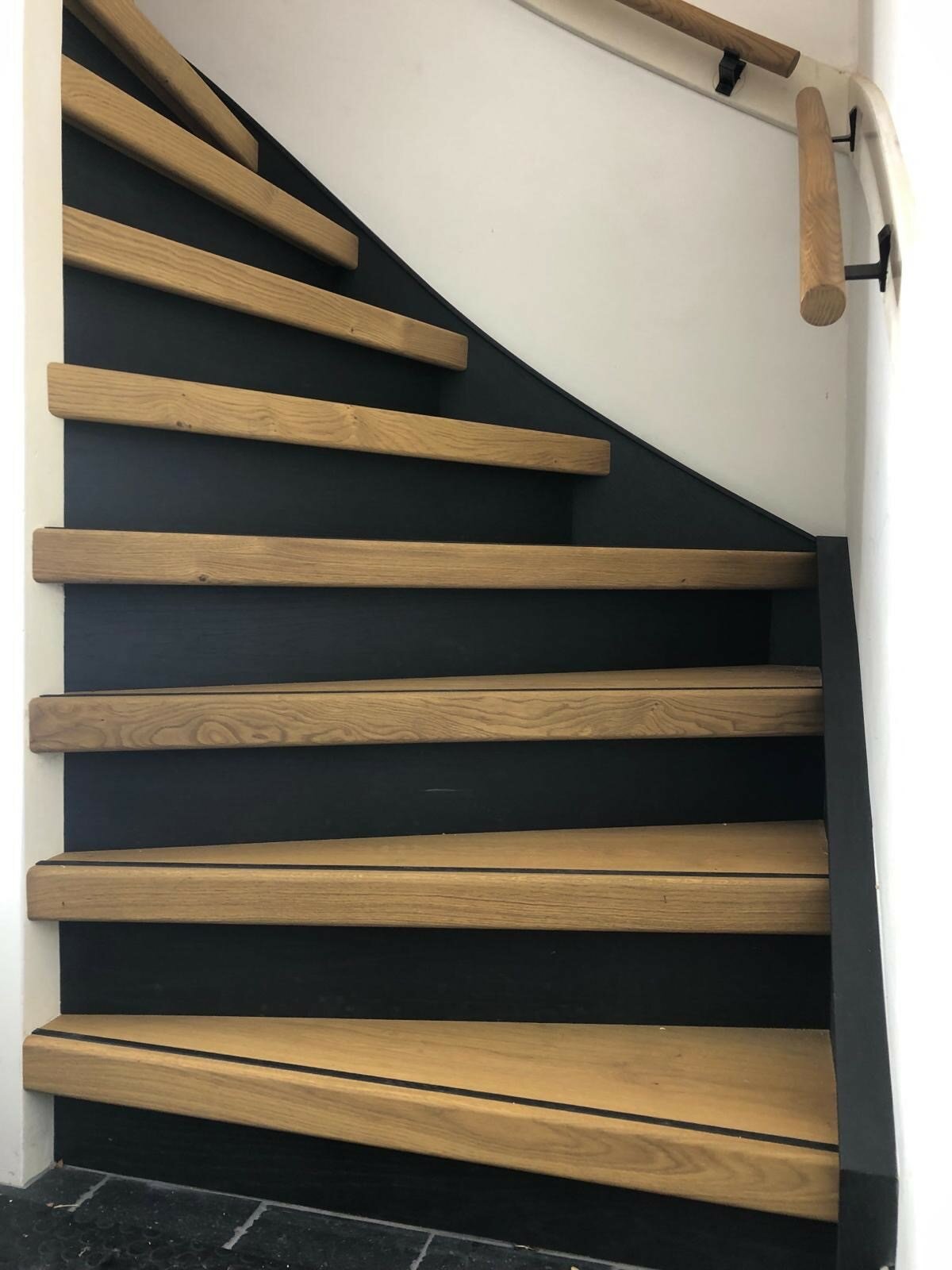 Eiken traprenovatie met antislip vloer in gang zwart HPL luening Zaltbommel.jpg