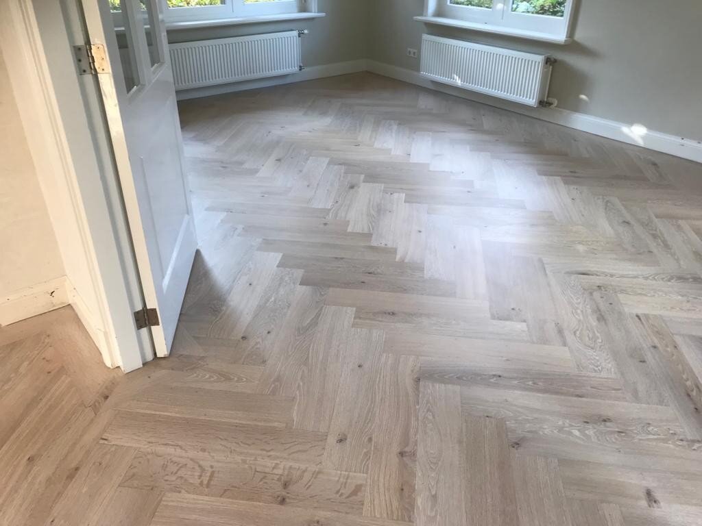 Donker eiken visgraat vloer met slijtagesporen schuren en licht afwerken in Zaltbommel, 's-Hertogenbosch, Den Bosch, Rosmalen.jpg