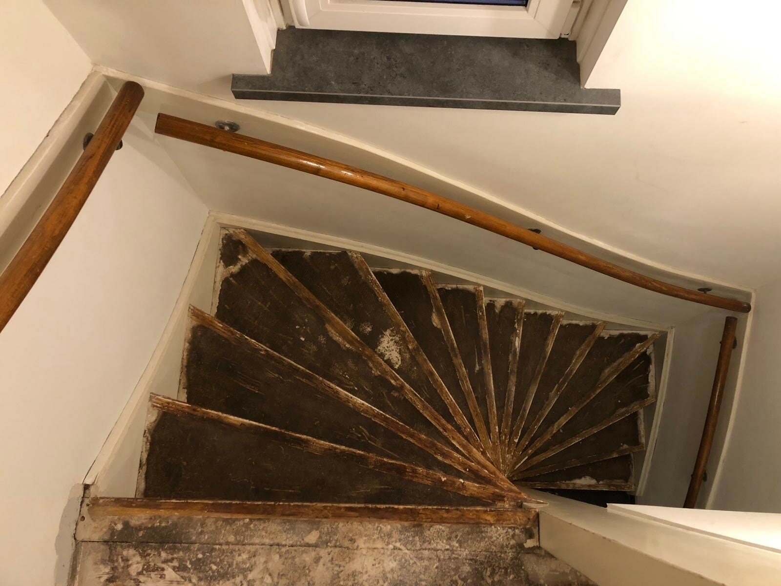 Traprenovatie met eiken en zwart leuning zijkanten en vloer op overloop Zaltbommel.jpg