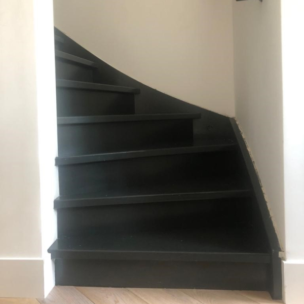 Zwart geschilderde nieuwbouw trap wordt eiken Z-trap door traprenovatie met zijwangen.jpg