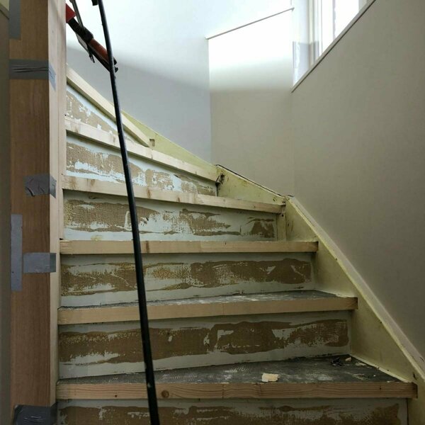 Eiken traprenovatie overzettreden stootborden zijwang trapspil balustrade leuningen waanzinnig mooi resultaat Opheusden.jpg