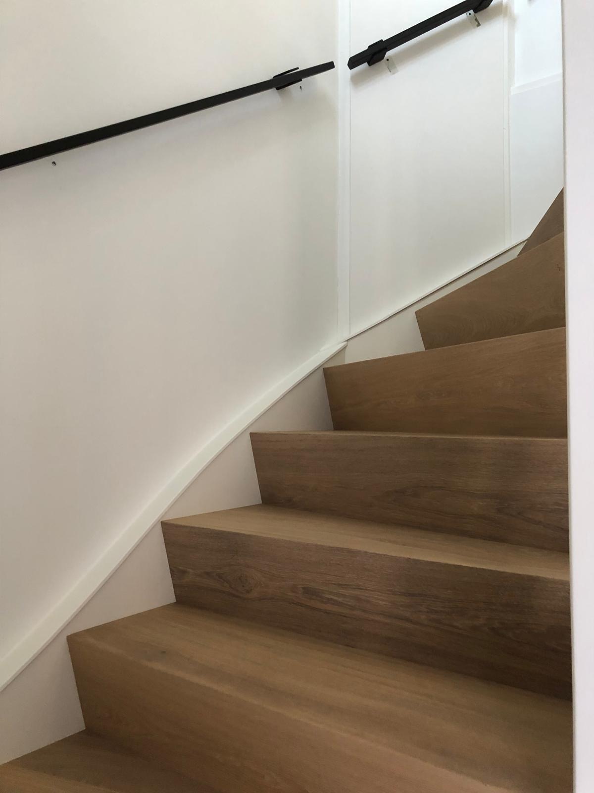 Eiken traprenovatie met zwart stalen leuningen, Z-trap, Ztrap, bloktrap, traprenovatie, Uniek.JPG