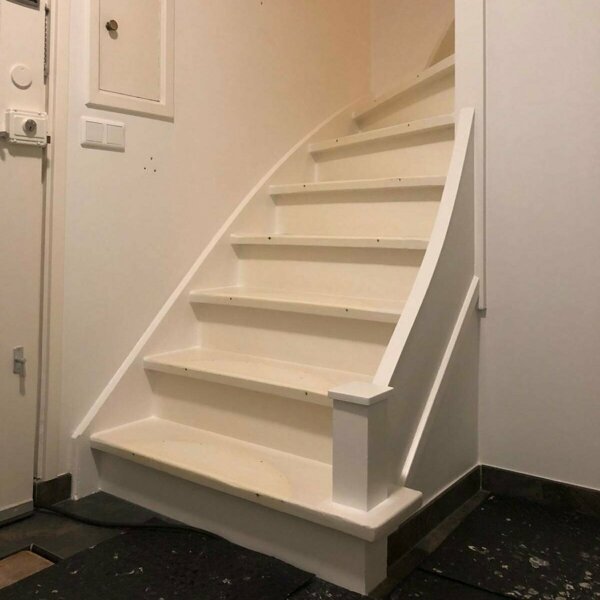 Eiken traprenovatie met nieuwe leuning maatwerk brabant.jpg