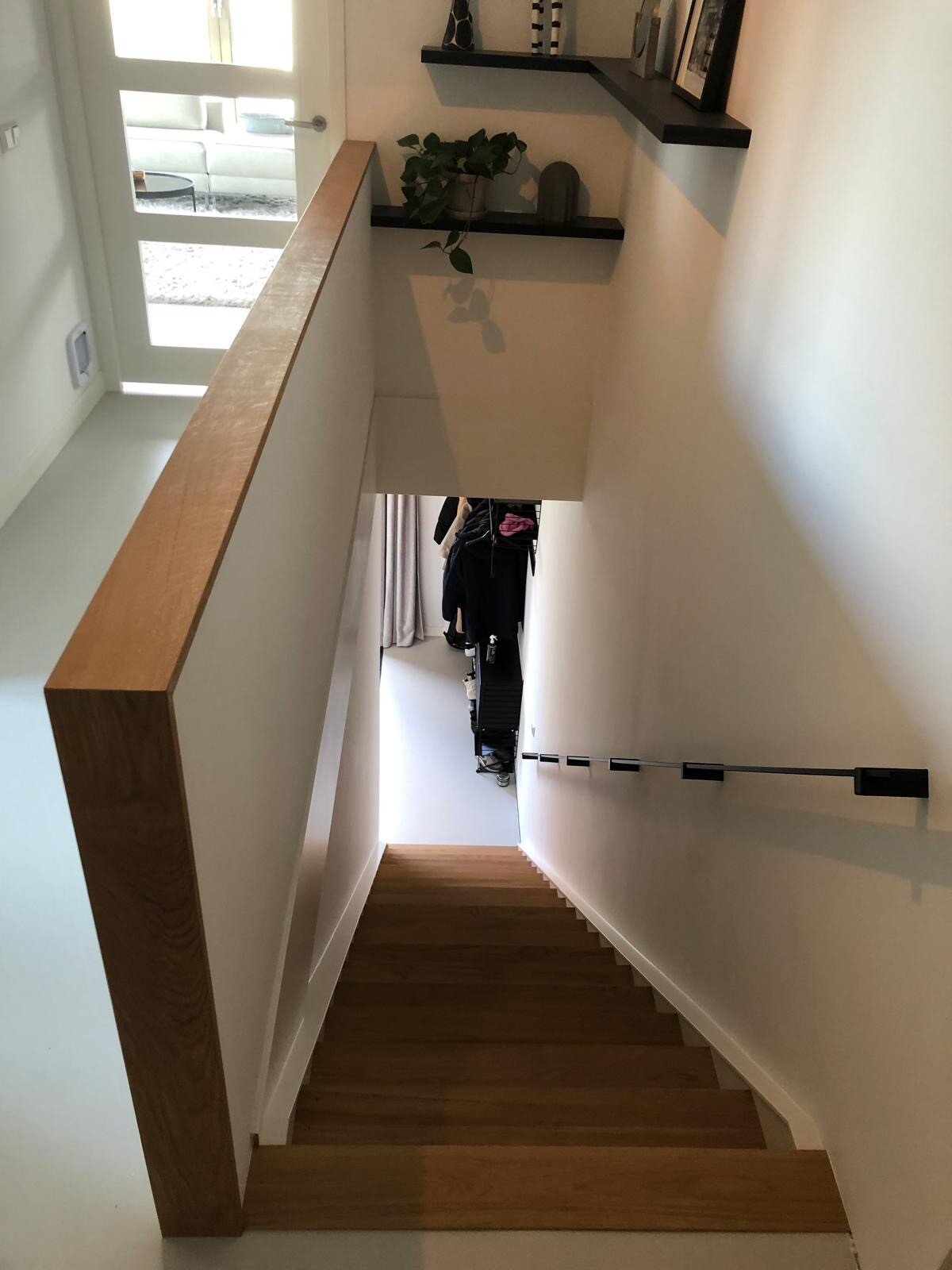 Eiken Z-trap bloktrap traprenovatie met eiken overzettreden in Utrecht met balustrade.jpg