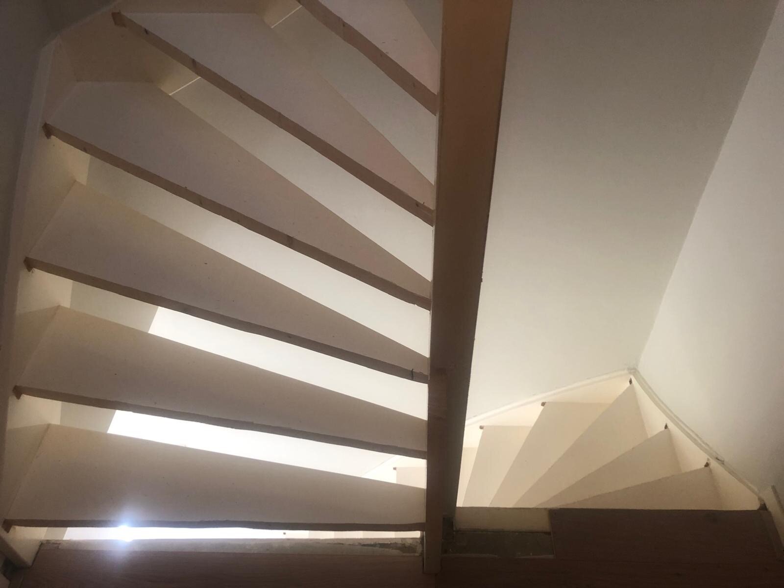 Open traprenovatie en dichte trap renovatie met zwart eiken treden stootborden zijwangen Zaltbommel Den Bosch.jpg