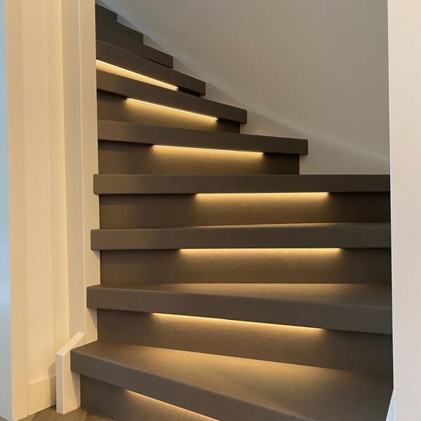 Egale grijsbeige traprenovatie, look van gietvloer, LED verlichting met bewegingssensor.jpg
