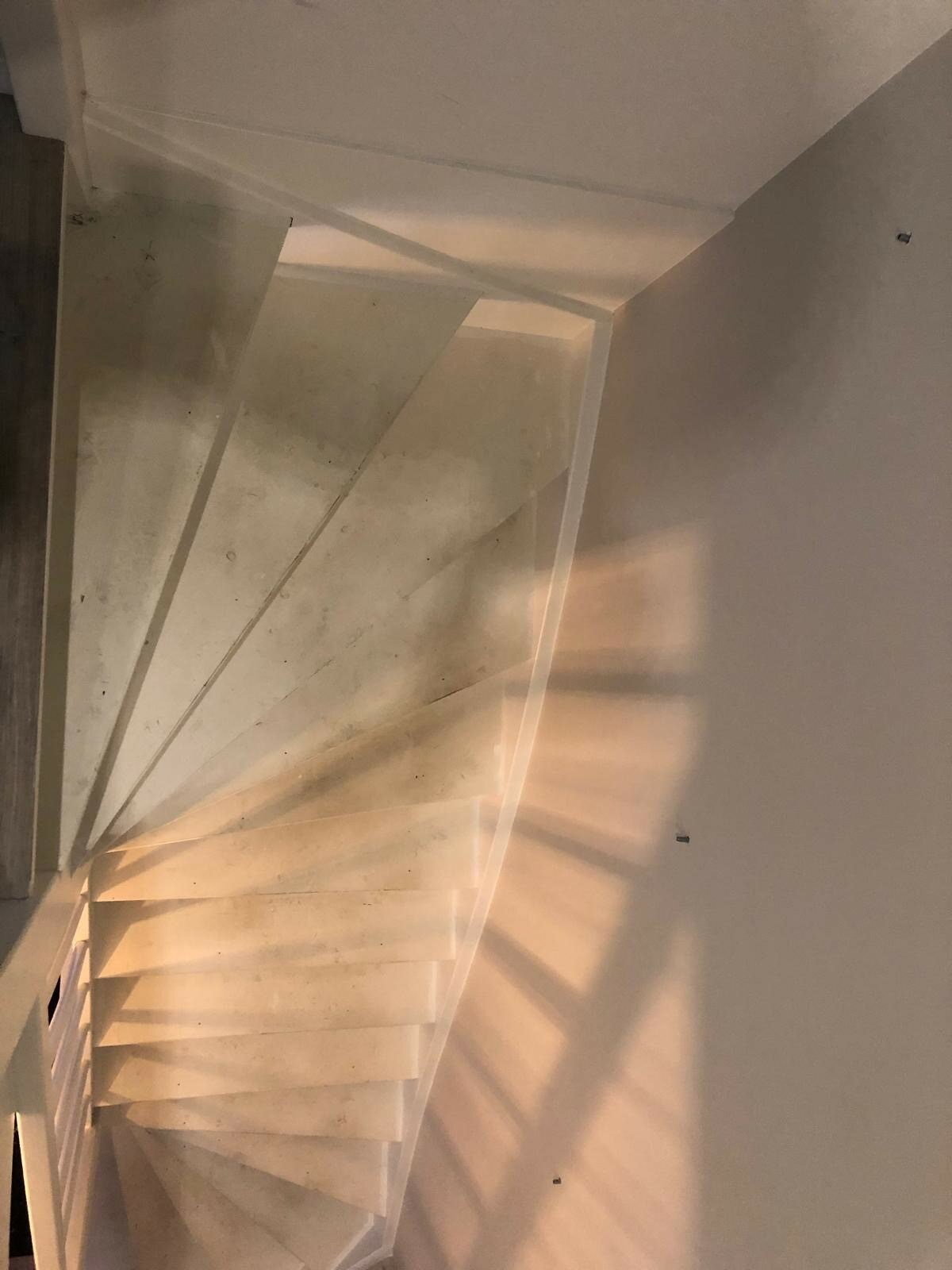 Open trap traprenovatie met eiken overzettreden zonder antislip naturel eiken tilburg.jpg