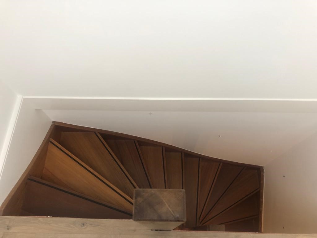 Boven aanzicht, traprenovatie, alles in verstek zagen, hardhouten trap andere kleur geven, traprenovatie met zwart en eiken.jpg