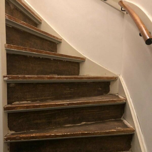 Eiken traprenovatie met zwarte stootborden en zijwangen nieuwe leuning overloop Zaltbommel.jpg