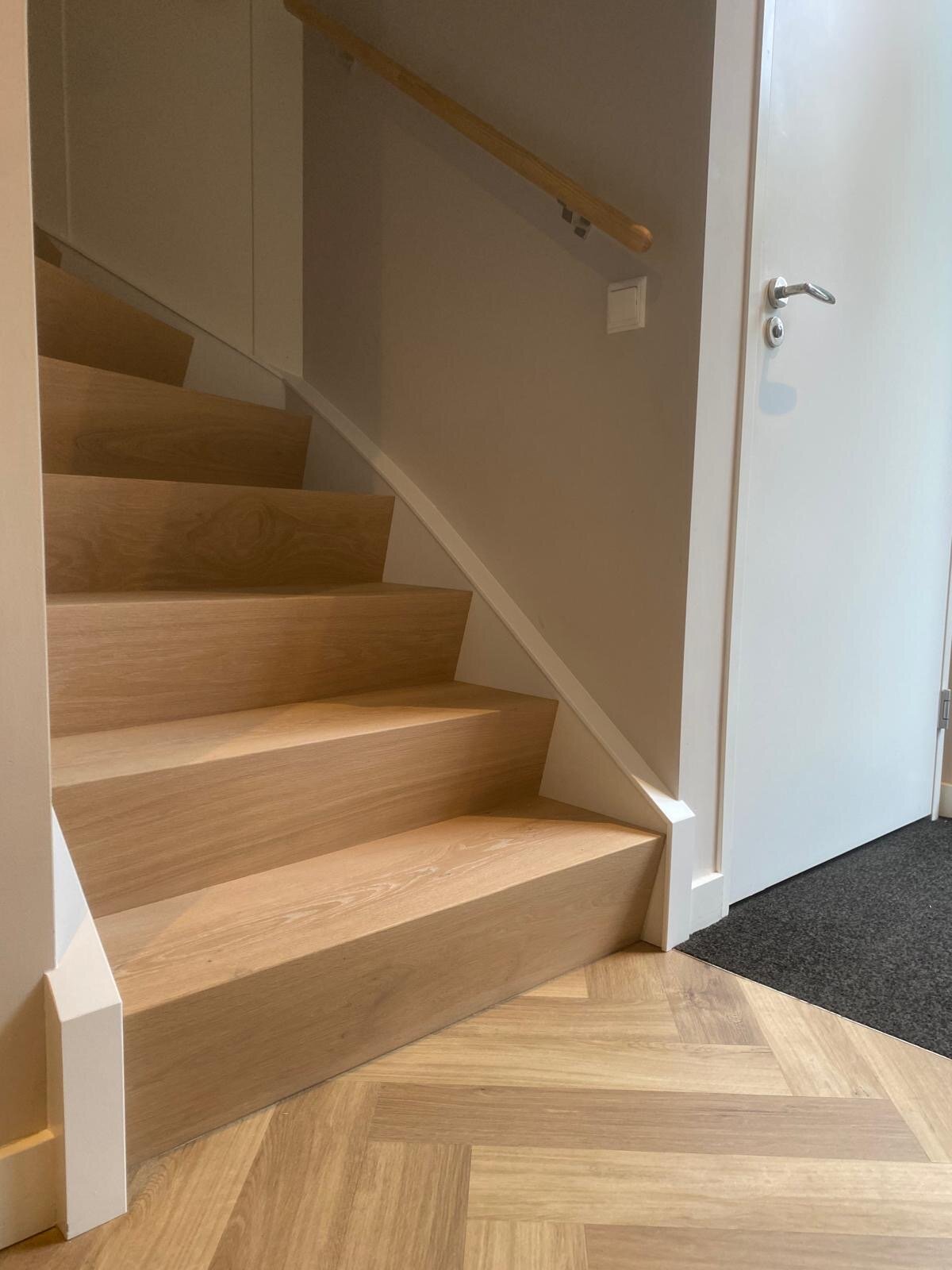 Licht eiken Z-traprenovatie in WIjchen