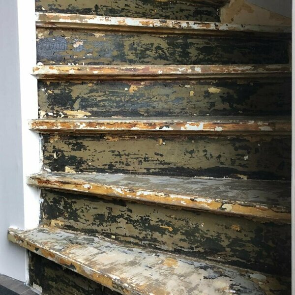 Betonlook, leerlook, lederlook traprenovatie, stoere traprenovatie, donkergrijs, vintage, vergrijsd Zaltbommel Den Bosch.jpg