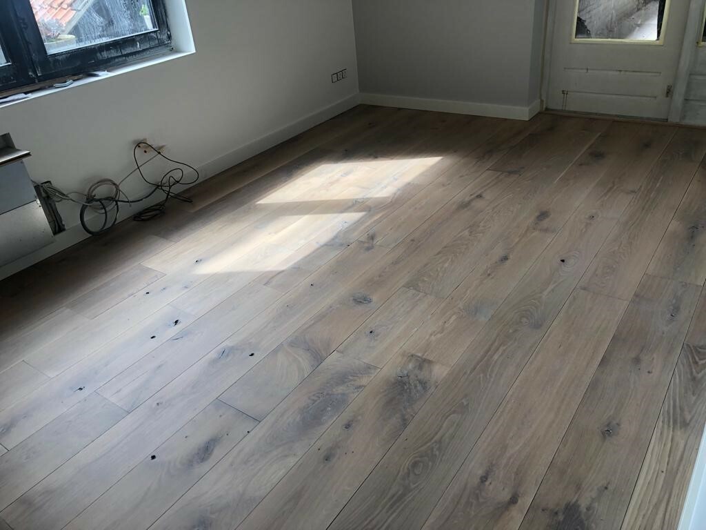 Vlekken verwijderen uit houten vloer