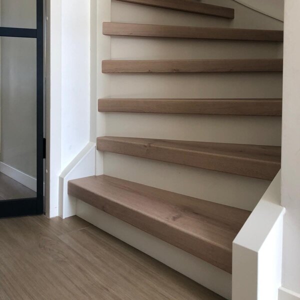 HPL traprenovatie pvc houtlook zonder rubberen antislipprofiel met zijwangen wit.jpg