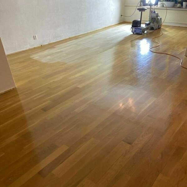 Gele en glanzende vloer schuren en mooi mat afwerken Haaften Zaltbommel.jpg