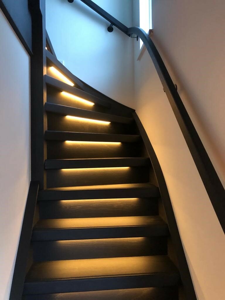zwart eiken trap met overzettreden en led leuning.jpg