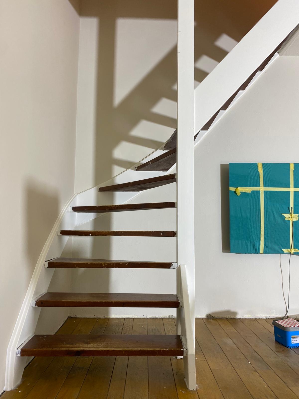 Eiken traprenovatie open trap met eiken treden rondom, eiken vloer schuren met v-groef en wit oliën Eindhoven, Veldhoven, Den Bosch.JPG