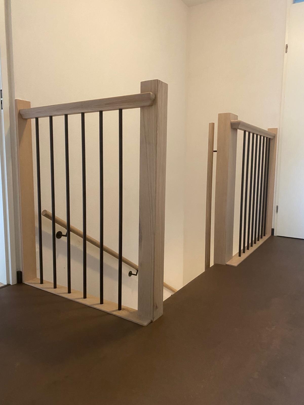 Eiken balustrade met zwarte spijlen in Brabant traprenovatie