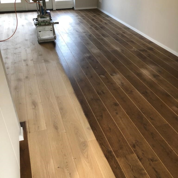 Donker eiken vloer met slijtagesporen schuren en lichter maken Zaltbommel.jpg