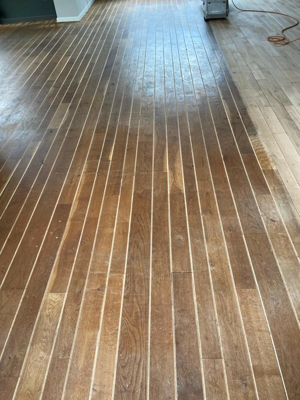 Verkleurde en versleten vloer schuren en in lichte kleur afwerken massief eiken rosmalen.jpg