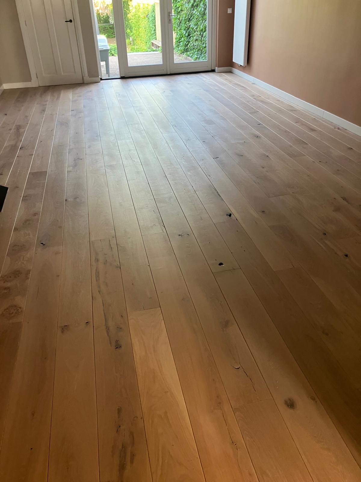 Vught, geschilderde eiken vloer wordt geschuurd en naturel geolied.JPG