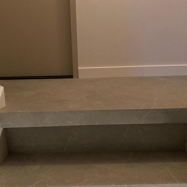 Marmerlook traprenovatie doorleggen op overloop.JPG