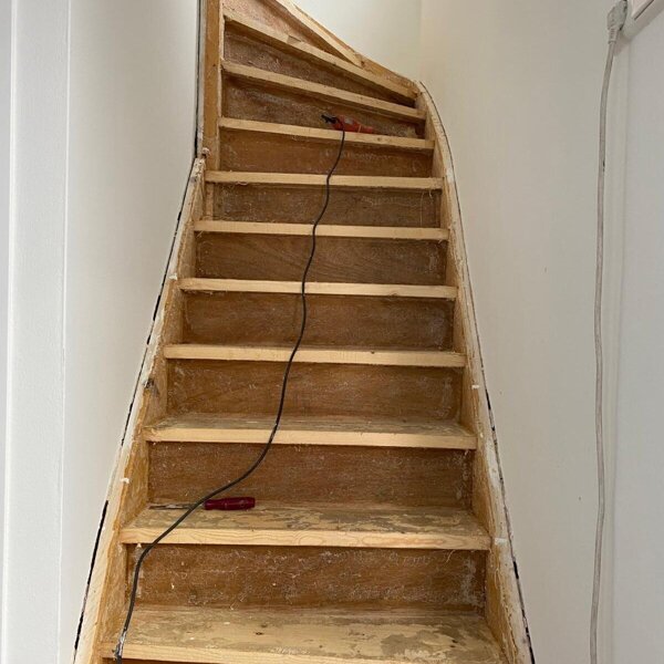 Traprenovatie Z-trap van eikenhout, eiken bloktreden, Z-treden, overzettreden Waalwijk, Wijk en Aalburg, Drunen, Vlijmen, Den Bosch, Zaltbommel.jpg